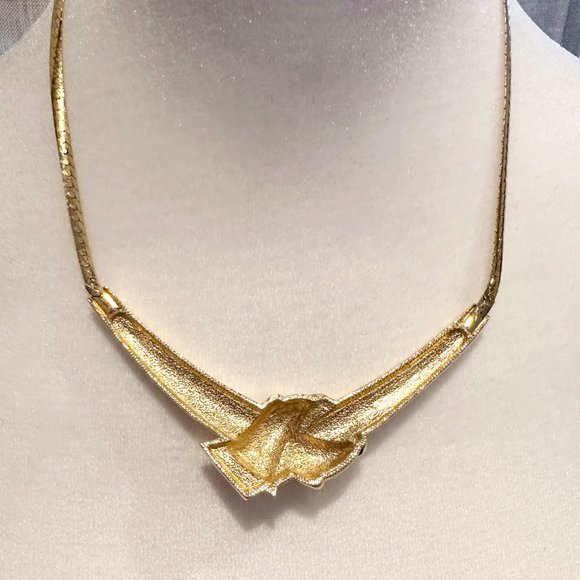 Vintage Avon Goldtone Tied Knot Necklace with Flat Cuban Link Chain - Picture 6 of 7